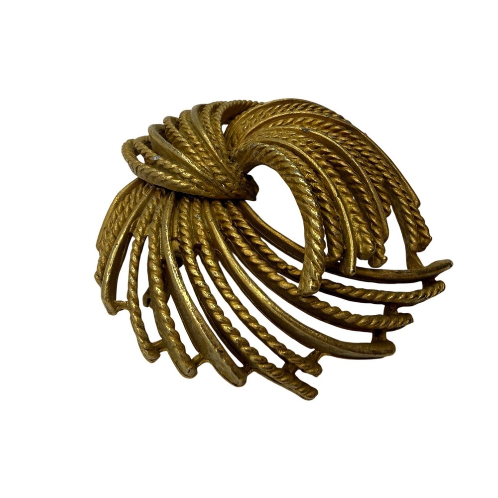 Trifari Gold Tone Textured Metal Rope Twist Brooch Vintage Mid Century Modern